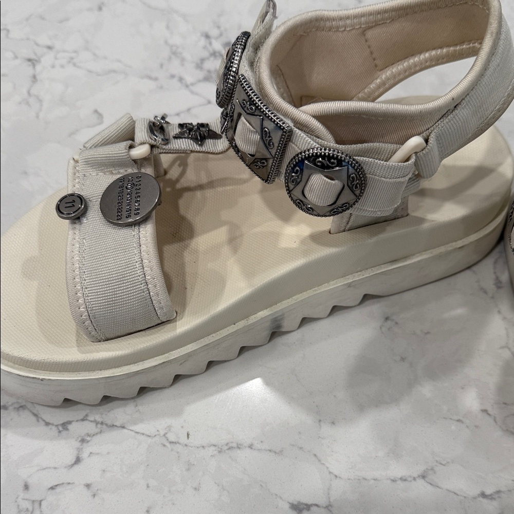 Women's Ivory Platform Chain-Trim Sandals - Picture 4 of 7